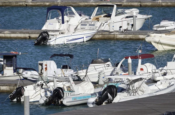 İtalya, Sicilya, Akdeniz, Marina di Ragusa; 16 Temmuz 2016, tekneler ve Lüks Yatlar port - Editörden
