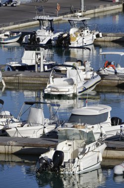 İtalya, Sicilya, Akdeniz, Marina di Ragusa; 17 Temmuz 2016, tekneler limanda - Editörden