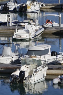 İtalya, Sicilya, Akdeniz, Marina di Ragusa; 17 Temmuz 2016, tekneler limanda - Editörden