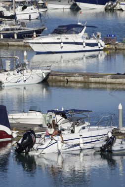 İtalya, Sicilya, Akdeniz, Marina di Ragusa; 17 Temmuz 2016, tekneler ve Lüks Yatlar port - Editörden