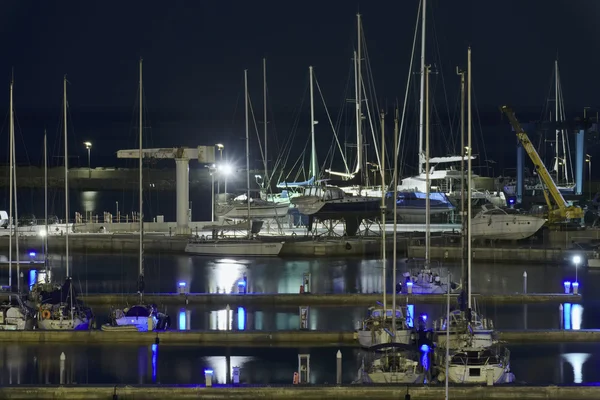 Италия, Сицилия, Средиземное море, Marina di Ragusa; 18 июля 2016, лодки и роскошные яхты в порту ночью - РЕДАКЦИЯ — стоковое фото