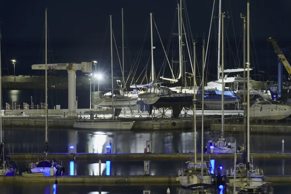 Italia, Sicilia, Mar Mediterraneo, Marina di Ragusa; 18 luglio 2016, barche e yacht di lusso in porto di notte - EDITORIALE — Foto Stock