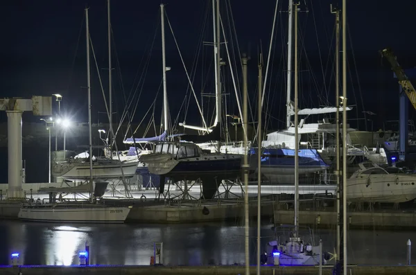Włochy, Sycylia, Morze Śródziemne, Marina di Ragusa; 18 lipca 2016, łodzie i luksusowe jachty w porcie w nocy - Redakcja — Zdjęcie stockowe