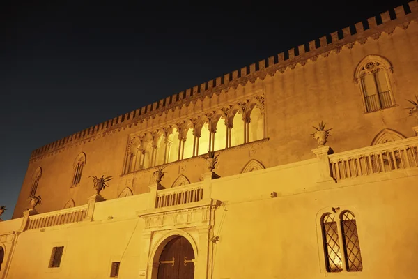 Италия, Сицилия, провинция Рагуза, фасад замка Доннафугата в стиле барокко на закате (XIV век до н. э. .) — стоковое фото