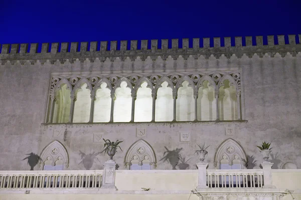 Italië, Siciliy, Ragusa provincie, de barokke voorgevel Donnafugata kasteel bij zonsondergang (14e eeuw N.c..) — Stockfoto