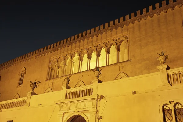 Italien, Sizilien, Provinz Ragusa, barocke Fassade des Schlosses donnafugata bei Sonnenuntergang (14. Jahrhundert n.Chr.).) — Stockfoto