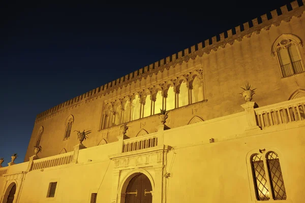 Italy, Siciliy, Ragusa Province, Donnafugata Castle baroque facade at night (14th century a.C.) — Stock Photo, Image