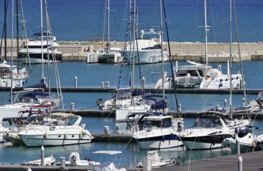 İtalya, Sicilya, Akdeniz, Marina di Ragusa; 18 Temmuz 2016, tekneler ve Lüks Yatlar port - Editörden
