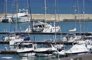 İtalya, Sicilya, Akdeniz, Marina di Ragusa; 18 Temmuz 2016, tekneler ve Lüks Yatlar port - Editörden