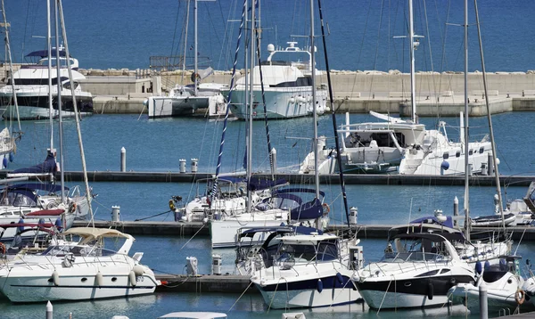 Italien, Sicilien, Medelhavet, Marina di Ragusa; 18 juli 2016, segelbåtar båtar och lyxiga i hamnen - ledare — Stockfoto