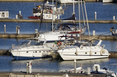 İtalya, Sicilya, Akdeniz, Marina di Ragusa; 18 Temmuz 2016, tekneler ve Lüks Yatlar port - Editörden