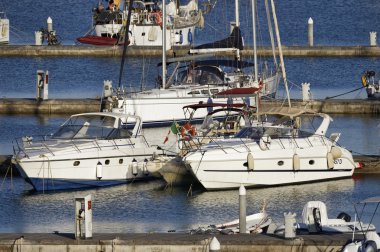 İtalya, Sicilya, Akdeniz, Marina di Ragusa; 18 Temmuz 2016, tekneler ve Lüks Yatlar port - Editörden