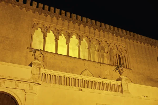 Italien, siciliy, ragusa provinz, donnafugata burg barocke fassade bei nacht (14. jahrhundert n. Chr.).) — Stockfoto