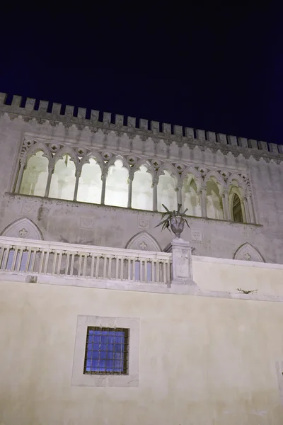 Itália, Siciliia, Província de Ragusa, Castelo de Donnafugata fachada barroca à noite (século XIV a.C .) — Fotografia de Stock