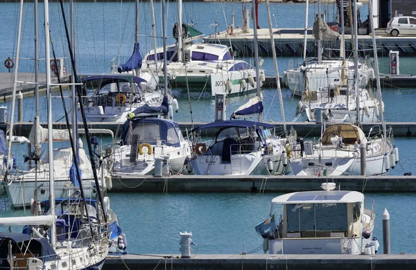 Itália, Sicília, Mar Mediterrâneo, Marina di Ragusa; 19 Julho 2016, iates de luxo no porto - EDITORIAL — Fotografia de Stock