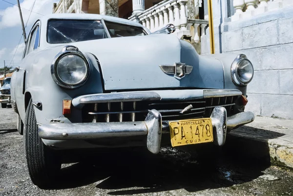 古巴比那尔德里奥;旧的美国车，把车停在一条街-社论 （电影扫描在 1998 年，3 月 18) — 图库照片