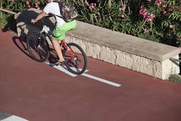 Italien; 20 juli 2016, Radfahrer auf einem Radweg mit Fahrradschild - Leitartikel — Stockfoto