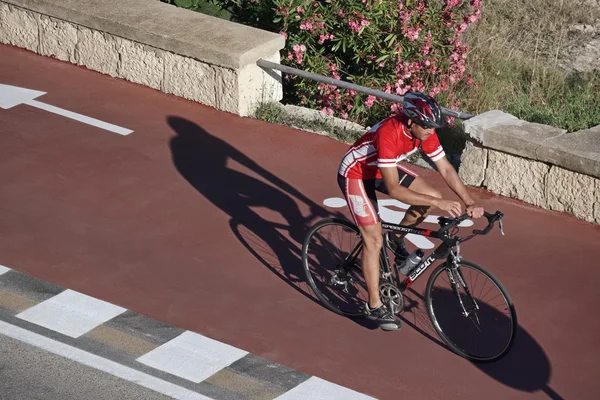 Italie ; 20 Juillet 2016, cycliste sur une piste cyclable avec des vélos signe - EDITORIAL — Photo