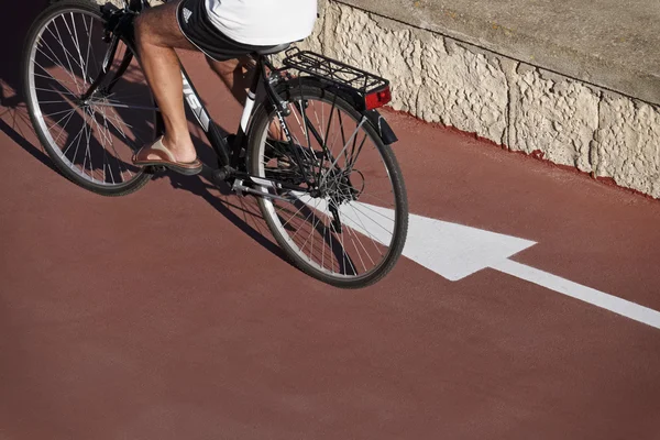 Italien; 20 juli 2016, Radfahrer auf einem Radweg mit Fahrradschild - Leitartikel — Stockfoto