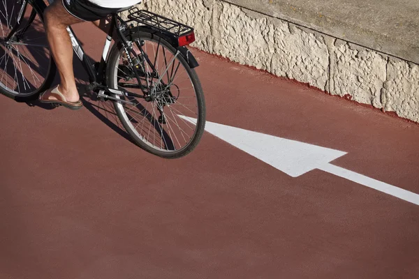 Italien; 20 juli 2016, Radfahrer auf einem Radweg mit Fahrradschild - Leitartikel — Stockfoto