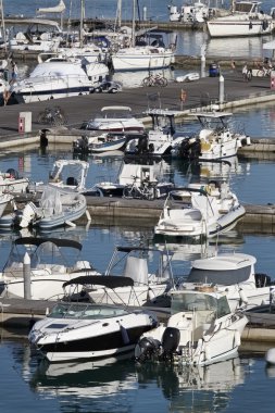 İtalya, Sicilya, Akdeniz, Marina di Ragusa; 20 Temmuz 2016, tekneler ve Lüks Yatlar port - Editörden