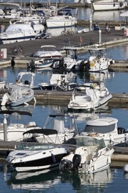 İtalya, Sicilya, Akdeniz, Marina di Ragusa; 20 Temmuz 2016, tekneler ve Lüks Yatlar port - Editörden