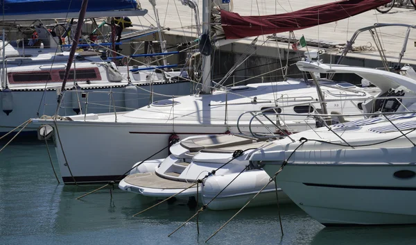Ιταλία, Σικελία, στη Μεσόγειο θάλασσα, Marina di Ragusa? 23 Ιουλίου 2016, πολυτελή σκάφη στο λιμάνι - συντακτική — Φωτογραφία Αρχείου