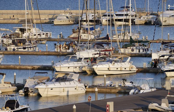 Italia, Sicilia, Mar Mediterráneo, Marina di Ragusa; 23 Julio 2016, barcos y yates de lujo en el puerto al atardecer - EDITORIAL — Foto de Stock