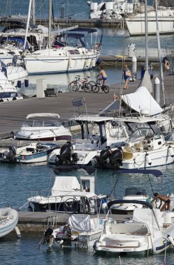 İtalya, Sicilya, Akdeniz, Marina di Ragusa; 24 Temmuz 2016, tekneler ve Lüks Yatlar port - Editörden
