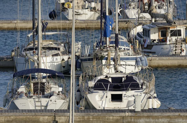 Itálie, Sicílie, Středozemní moře, Marina di Ragusa; 24. července 2016, luxusní jachty v přístavu - Editorial — Stock fotografie