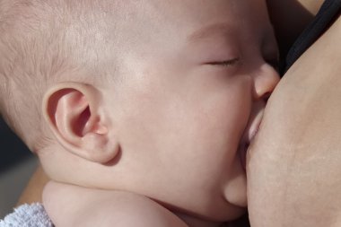 Yeni doğan çocuk emzirme
