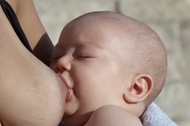 Yeni doğan çocuk emzirme