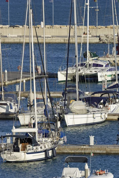 Itália, Sicília, Mar Mediterrâneo, Marina di Ragusa; 25 Julho 2016, barcos e iates de luxo no porto - EDITORIAL — Fotografia de Stock