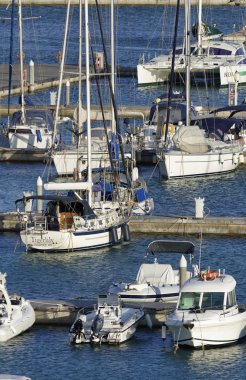 İtalya, Sicilya, Akdeniz, Marina di Ragusa; 25 Temmuz 2016, tekneler ve Lüks Yatlar port - Editörden