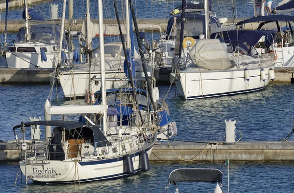 Italien, Sizilien, Mittelmeer, Marina di Ragusa; 25. Juli 2016, Boote und Luxusyachten im Hafen - Leitartikel — Stockfoto