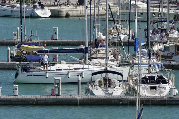 Italia, Sicilia, Mar Mediterraneo, Marina di Ragusa; 25 luglio 2016, yacht di lusso in porto - EDITORIALE — Foto Stock
