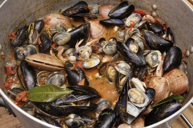 İtalya, midye ve istiridye makarna için Akdeniz sos pişmiş