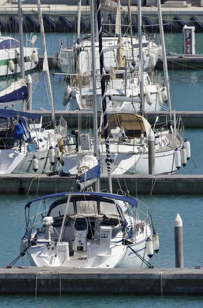 Itália, Sicília, Mar Mediterrâneo, Marina di Ragusa; 26 Julho 2016, iates de luxo no porto - EDITORIAL — Fotografia de Stock