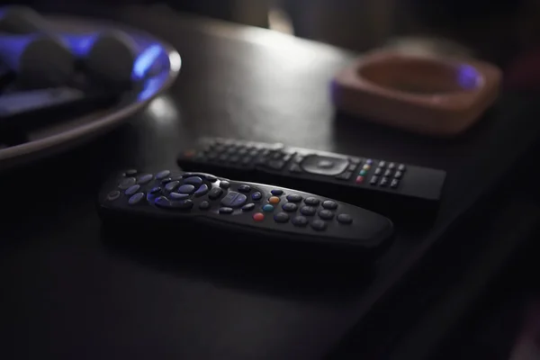 Dálkové ovládání televizoru v obývacím pokoji rodinného domu v noci — Stock fotografie