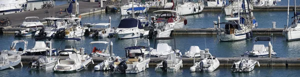 Италия, Сицилия, Средиземное море, Marina di Ragusa; 29 июля 2016, лодки и роскошные яхты в порту - РЕДАКЦИЯ — стоковое фото