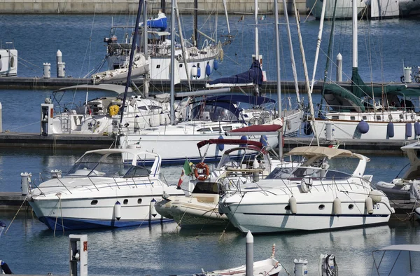 Italien, Sizilien, Mittelmeer, Marina di Ragusa; 29. Juli 2016, Boote und Luxusyachten im Hafen - Leitartikel — Stockfoto