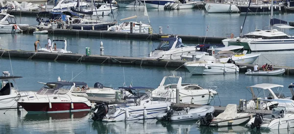 Italien, Sizilien, Mittelmeer, Marina di Ragusa; 30. Juli 2016, Boote und Luxusyachten im Hafen - Leitartikel — Stockfoto