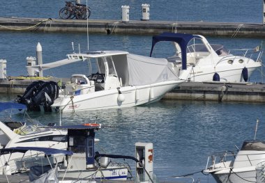 İtalya, Sicilya, Akdeniz, Marina di Ragusa; 30 Temmuz 2016, tekneler ve Lüks Yatlar port - Editörden