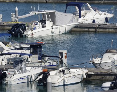 İtalya, Sicilya, Akdeniz, Marina di Ragusa; 30 Temmuz 2016, tekneler ve Lüks Yatlar port - Editörden