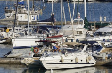 İtalya, Sicilya, Akdeniz, Marina di Ragusa; 31 Temmuz 2016, tekneler ve Lüks Yatlar port - Editörden
