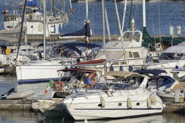 İtalya, Sicilya, Akdeniz, Marina di Ragusa; 31 Temmuz 2016, tekneler ve Lüks Yatlar port - Editörden