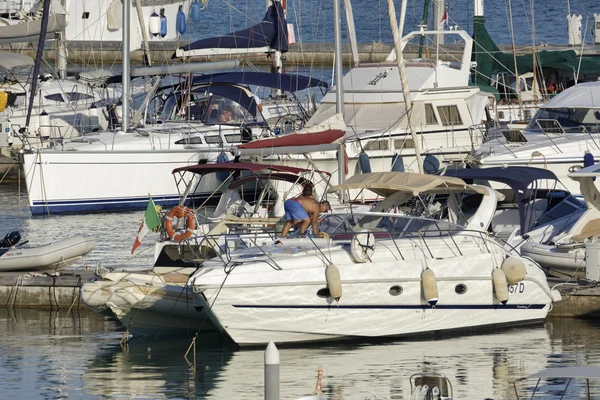 Itália, Sicília, Mar Mediterrâneo, Marina di Ragusa; 31 Julho 2016, barcos e iates de luxo no porto - EDITORIAL — Fotografia de Stock
