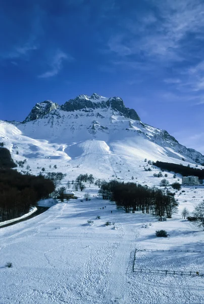 İtalya, Abruzzo, Appennines, Prati di Tivo, Gran Sasso dağ manzarasına kar ile - Film tarama kaplı — Stok fotoğraf