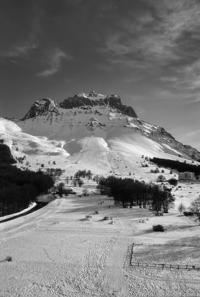 İtalya, Abruzzo, Appennines, Prati di Tivo, Gran Sasso dağ manzarasına kar ile - Film tarama kaplı — Stok fotoğraf