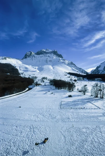 フィルム スキャンの雪 - 覆われてイタリア、アブルッツォ州、Appennines、プラティ ・ ディ ・ Tivo、グラン ・ サッソ山のビュー — ストック写真